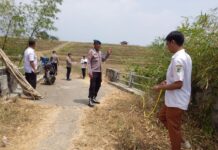Polsek Ciwaru Bersama Tim Polres Kuningan Tinjau Jembatan Sungai Cileuya