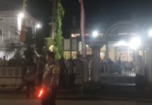 Polri Hadir di Tengah Masyarakat, Bhabinkamtibmas Desa Kapandayan Amankan Kegiatan Maulid Nabi Muhammad SAW 1448 H