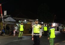 Sinergitas Bhabinkamtibmas, Babinsa dan Linmas Desa Sidaraja Amankan Pawai Ta’aruf Maulid Nabi Muhammad SAW 1448 H