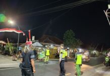 Jaga Kamtibmas, Bhabinkamtibmas, Babinsa dan Linmas Desa Sidaraja Amankan Pawai Ta’aruf Maulid Nabi Muhammad SAW 1448 H