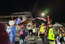 Berikan Rasa Aman, Bhabinkamtibmas, Babinsa dan Linmas Desa Sidaraja Kawal Pawai Ta’aruf Maulid Nabi Muhammad SAW 1448 H