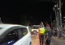 Wujud Sinergitas, Bhabinkamtibmas, Babinsa dan Linmas Desa Sidaraja Kawal Pawai Ta’aruf Maulid Nabi Muhammad SAW 1448 H