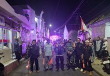Peringatan Maulid Nabi Muhammad SAW 1448 H, Bhabinkamtibmas dan Babinsa Desa Cipicung Amankan Pawai Ta’aruf