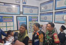 Bhabinkamtibmas dan Babinsa Desa Cipicung Monitoring Sunatan Massal Peringatan Maulid Nabi Muhammad SAW 1448 H