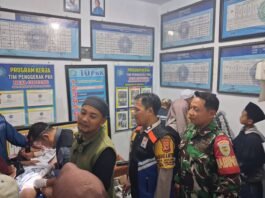 Bhabinkamtibmas dan Babinsa Cipicung Monitoring Sunatan Massal Peringatan Maulid Nabi Muhammad SAW