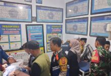 Peringati Maulid Nabi Muhammad SAW 1448 H, Bhabinkamtibmas dan Babinsa Desa Cipicung Monitoring Sunatan Massal