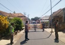 Sinergitas TNI-Polri, Bhabinkamtibmas dan Babinsa Desa Pamulihan Amankan Peringatan Maulid Nabi dan Kirab Panjang Jimat