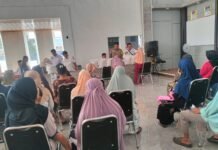 Bhabinkamtibmas Desa Kapandayan Monitoring Penyaluran Bantuan Pangan Beras bagi 446 KPM
