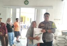 Pastikan Tepat Sasaran, Bhabinkamtibmas Desa Kapandayan Kawal Penyaluran Bantuan Pangan Beras bagi 446 KPM