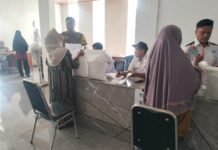 Polri Hadir di Tengah Masyarakat, Bhabinkamtibmas Desa Kapandayan Monitoring Penyaluran Bantuan Pangan Beras untuk 446 KPM