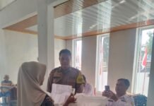 Jaga Keamanan dan Ketertiban, Bhabinkamtibmas Desa Kapandayan Kawal Penyaluran Bantuan Pangan Beras untuk 446 KPM