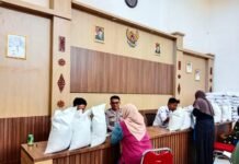 Bhabinkamtibmas Desa Kadurama Kawal Penyaluran Bantuan Pangan Beras untuk 497 KPM