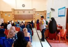 Pastikan Tepat Sasaran, Bhabinkamtibmas Desa Kadurama Kawal Penyaluran Bantuan Pangan Beras
