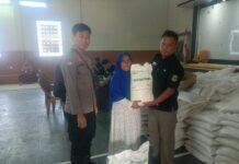 Pastikan Tepat Sasaran, Bhabinkamtibmas Desa Ciputat Kawal Penyaluran Bantuan Pangan Beras