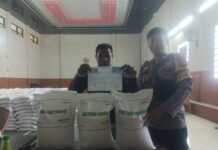 Bhabinkamtibmas Desa Ciputat Amankan Penyaluran Bantuan Pangan Beras