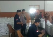Bhabinkamtibmas Desa Ciputat Monitoring Penyaluran Bantuan Pangan Beras
