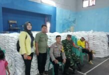 Sinergitas TNI-Polri, Bhabinkamtibmas dan Babinsa Desa Ciawilor Monitoring Penyaluran Bantuan Pangan Beras
