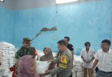 TNI-Polri Hadir di Tengah Masyarakat, Bhabinkamtibmas dan Babinsa Desa Ciawilor Kawal Penyaluran Bantuan Pangan Beras untuk 1.550 KPM