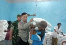 Bhabinkamtibmas dan Babinsa Kawal Penyaluran Bantuan Pangan Beras di Desa Ciawilor