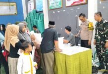 Pastikan Tepat Sasaran, Bhabinkamtibmas dan Babinsa Desa Ciawigebang Monitoring Penyaluran Bantuan Pangan Beras untuk 1.175 KPM