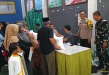 TNI-Polri Bersinergi, Bhabinkamtibmas dan Babinsa Desa Ciawigebang Amankan Penyaluran Bantuan Pangan Beras untuk 1.175 KPM