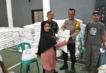 Jaga Kelancaran Penyaluran, Bhabinkamtibmas dan Babinsa Desa Ciawigebang Kawal Bantuan Pangan Beras