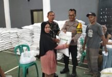 Polri-TNI Hadir di Tengah Masyarakat, Bhabinkamtibmas dan Babinsa Desa Ciawigebang Kawal Penyaluran Bantuan Pangan Beras