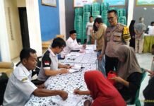 Bhabinkamtibmas Desa Ciawigebang Kawal Penyaluran Bantuan Pangan Beras