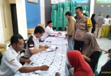 Bhabinkamtibmas Desa Ciawigebang Monitoring Penyaluran Bantuan Pangan Beras
