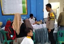 Bhabinkamtibmas Desa Ciawigebang Pastikan Penyaluran Bantuan Pangan Beras Berjalan Aman