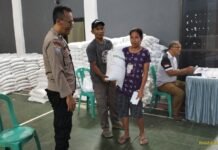 Polri Hadir di Tengah Masyarakat, Bhabinkamtibmas Desa Ciawigebang Amankan Penyaluran Bantuan Pangan Beras