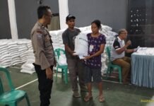 Bhabinkamtibmas Desa Ciawigebang Amankan Penyaluran Bantuan Pangan Beras