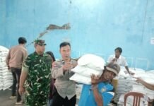 Pastikan Aman dan Tertib, Bhabinkamtibmas dan Babinsa Kawal Penyaluran Bantuan Pangan Beras di Desa Ciawilor