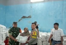 TNI-Polri Bersinergi, Bhabinkamtibmas dan Babinsa Desa Ciawilor Pastikan Penyaluran Bantuan Pangan Beras untuk 1.550 KPM Berjalan Aman