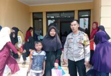 Bhabinkamtibmas Desa Cihaur Amankan Penyaluran Bantuan Pangan Beras untuk 1.000 KPM
