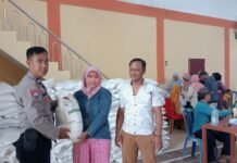 Bhabinkamtibmas Desa Cihaur Kawal Penyaluran Bantuan Pangan Beras bagi 1.000 KPM