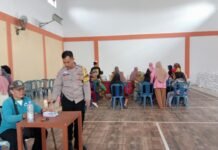 Bhabinkamtibmas Desa Cihaur Monitoring Penyaluran Bantuan Pangan Beras untuk 1.000 KPM