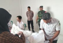 Sinergitas TNI-Polri, Bhabinkamtibmas dan Babinsa Desa Karangkamulyan Amankan Penyaluran Bantuan Pangan Beras