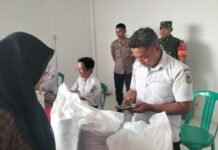 TNI-Polri Bersinergi, Bhabinkamtibmas dan Babinsa Desa Karangkamulyan Kawal Penyaluran Bantuan Pangan Beras