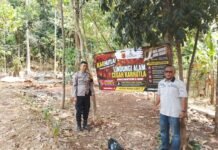 Cegah Karhutla, Bhabinkamtibmas Desa Sidaraja Pasang Spanduk Himbauan Kamtibmas