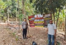 Bhabinkamtibmas Desa Sidaraja Ajak Warga Bersama Cegah Kebakaran Hutan dan Lahan Lewat Spanduk Himbauan Kamtibmas