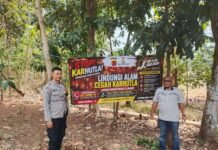 Antisipasi Karhutla, Bhabinkamtibmas Desa Sidaraja Pasang Spanduk Himbauan Kamtibmas
