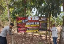 Wujudkan Lingkungan Aman, Bhabinkamtibmas Desa Sidaraja Sosialisasikan Pencegahan Karhutla Lewat Spanduk Himbauan Kamtibmas