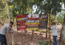 Bhabinkamtibmas Desa Sidaraja Tingkatkan Kesadaran Warga Bahaya Karhutla Lewat Spanduk Himbauan Kamtibmas