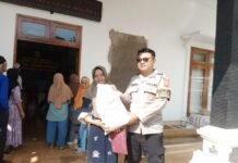 Bhabinkamtibmas Desa Pamijahan Pastikan Penyaluran Bantuan Pangan Beras Berjalan Aman dan Tertib