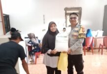 Jaga Ketertiban, Bhabinkamtibmas Desa Pamijahan Kawal Penyaluran Bantuan Pangan Beras