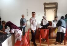 Bhabinkamtibmas Desa Pamijahan Pastikan Bantuan Pangan Beras untuk 693 KPM Tersalurkan Aman dan Tepat Sasaran