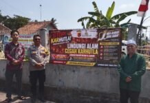 Cegah Karhutla, Bhabinkamtibmas Desa Kadurama Pasang Spanduk Himbauan Kamtibmas