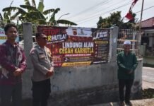 Pasang Spanduk Himbauan Kamtibmas Cegah Karhutla, Bhabinkamtibmas Desa Kadurama Tingkatkan Kesadaran Warga
