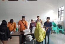 Pastikan Aman dan Tertib, Bhabinkamtibmas Desa Sidaraja Kawal Penyaluran Bantuan Pangan Beras untuk 1.024 KPM